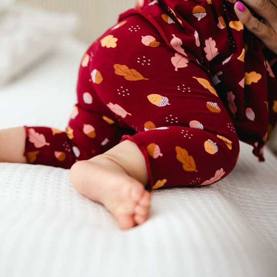 Fluffy Tails Mädchen-Leggings – Baumwolle, burgunderfarbener Aufdruck