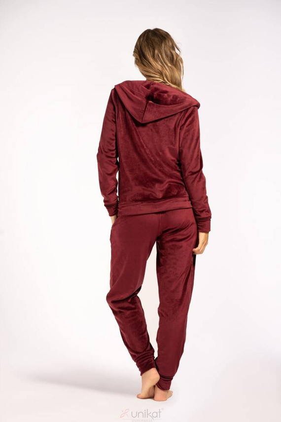 Sie haben ein einzigartiges burgunderfarbenes Trainingsanzug-Set