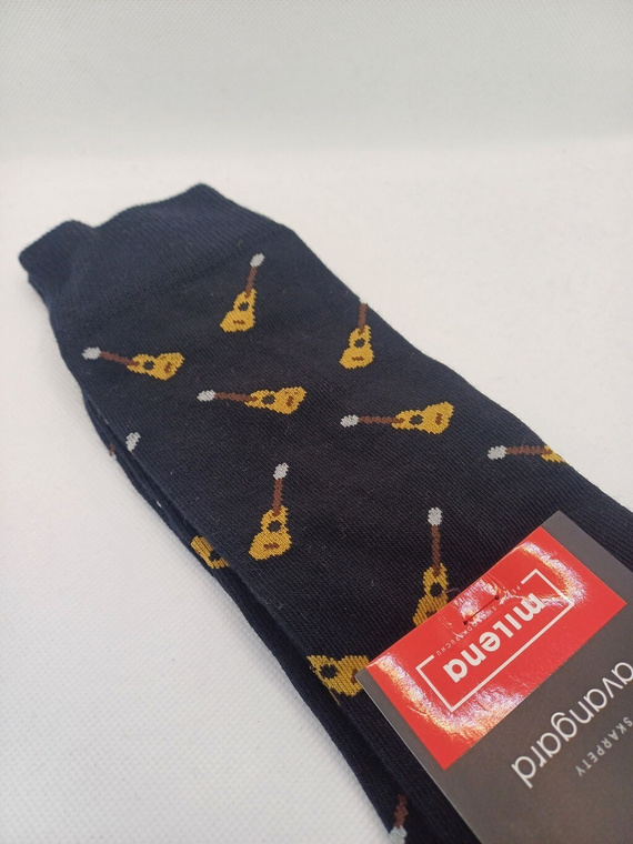 Herrensocken Milena Avangard 0125-122 – Kleine Gitarren | Baumwolle, druckfrei, polnische Produktion – schwarz