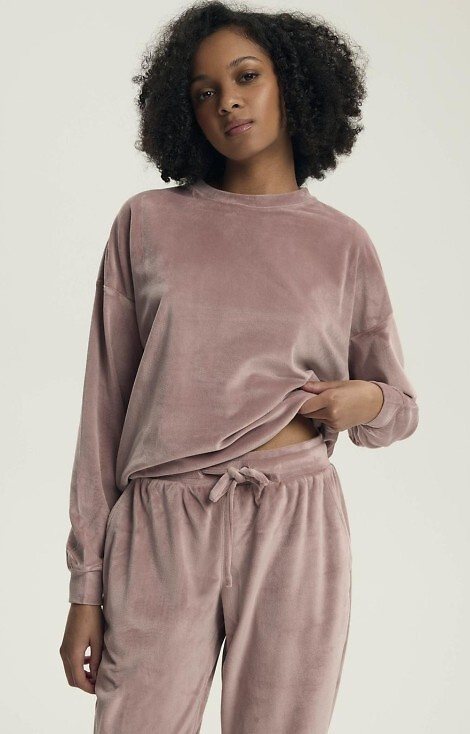 43722 Delanie Henderson Dusty Rose Damenpyjama – Samt, lange Ärmel und Hose