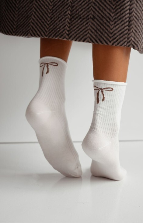 0200-193 Damensocken mit Schleife Milena ecru – gerippte Baumwolle