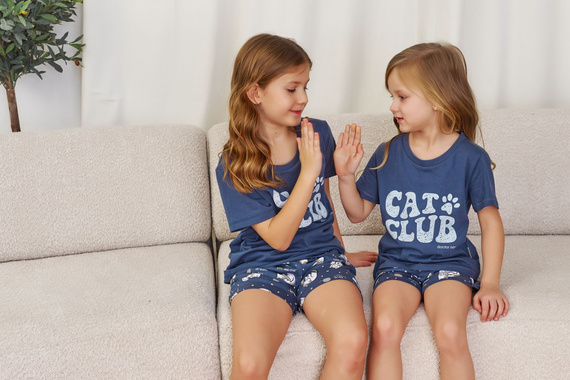 7205 „Cat Club“ Unisex Doctor Nap Kinderpyjama – tiefblau