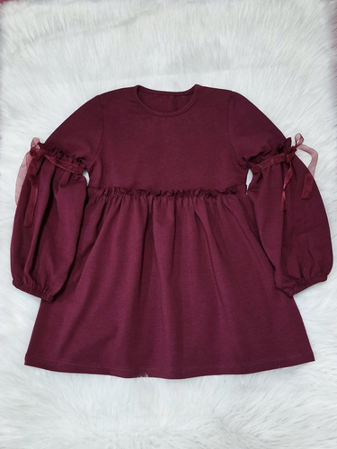 Burgunderfarbenes Mädchenkleid von Ada Bambarillo – Baumwollstrick, bequem und elastisch