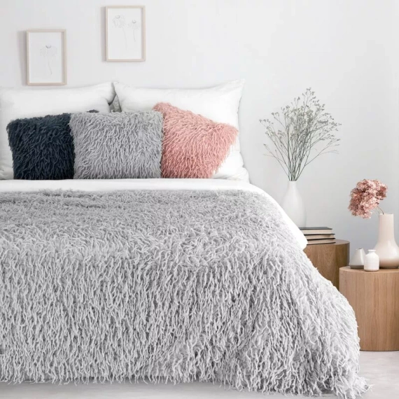 Adore Blanket, zottelige, pelzige Tagesdecke, Eurocurtains, Silber