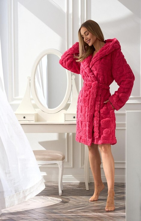 2553 Valentina L&L kurzer Damenbademantel mit Kapuze und Taschen – Himbeere