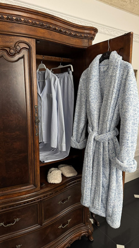 Damenbademantel Sensis Ismina blau – weich, flauschig, knielang