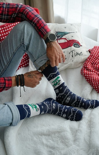 1290-030 Herren-Weihnachtssocken Milena Marineblau 02 – Auto mit Weihnachtsbaum, Baumwolle