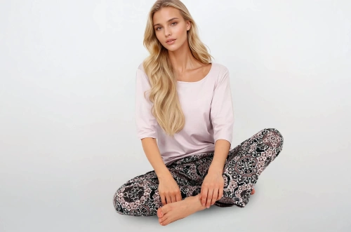 Rosafarbener Damenpyjama „Momenti Per Me“ von Desert Rose