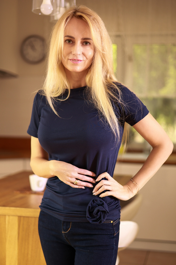 Lily Mirale Damenbluse aus Viskose – kurze Ärmel, dekorative Rose – Marineblau