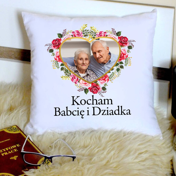 Ein Kissen mit einem Foto, das den Tag von Oma und Opa Mooch feiert