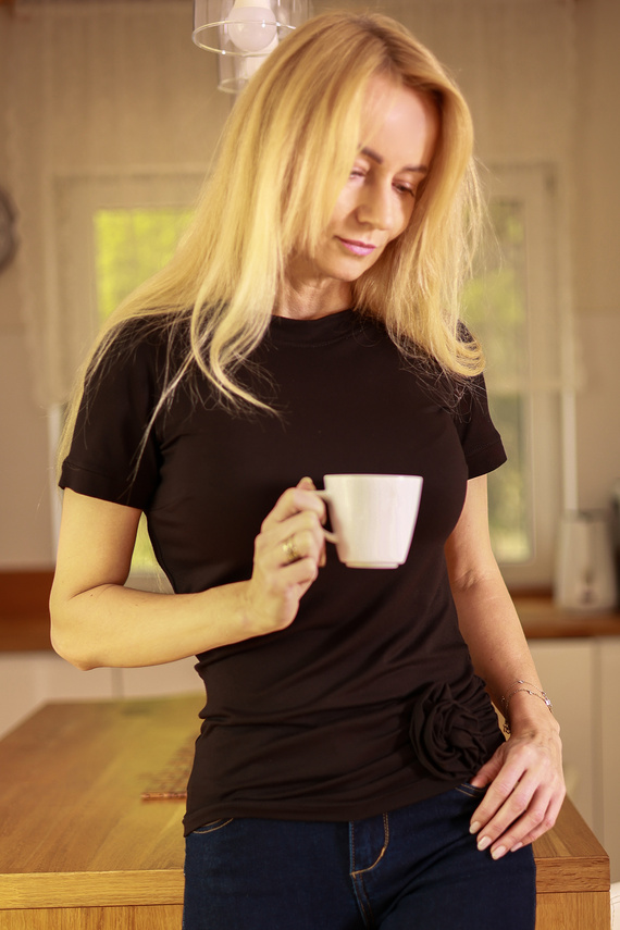 Lily Mirale Damenbluse aus Viskose – kurze Ärmel, dekorative Rose – Schwarz