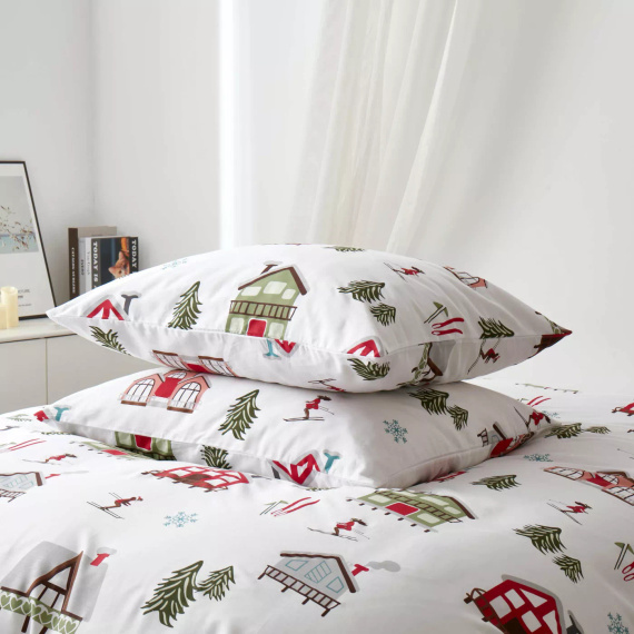 Skifahren Baumwollsatin-Weihnachtsbettwäsche von Needle and Thread weiß, rot, grün – elegant und weich