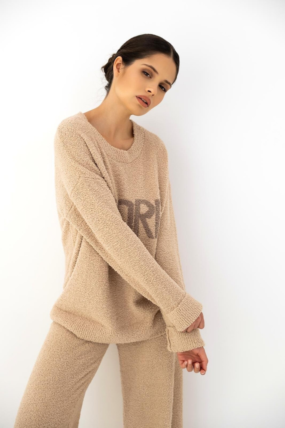 Damen Komplettset Zerina Beige Sensis – weicher Bouclé-Stoff, AMORE-Schriftzug, bequeme Hose