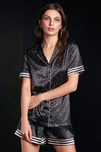 D1101 Exes Satin-Pyjama für Damen – Hemd mit Knöpfen und Shorts mit Sternen