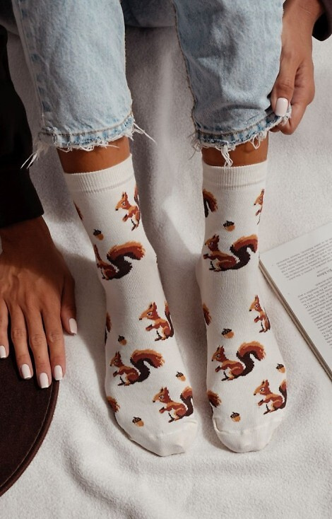 0200-185 Squirrel and Nuts Milena Damensocken – Baumwolle – Ecru