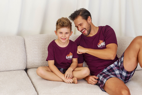 7202 „Chill“ Unisex Doctor Nap Kinderpyjama – Burgunderrot