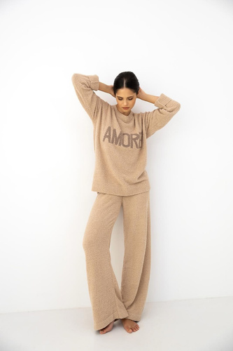 Damen Komplettset Zerina Beige Sensis – weicher Bouclé-Stoff, AMORE-Schriftzug, bequeme Hose