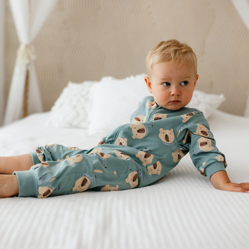 Beary Cool Eevi Babystrampler – Salbei, Baumwolle, ohne Füße, Reißverschluss