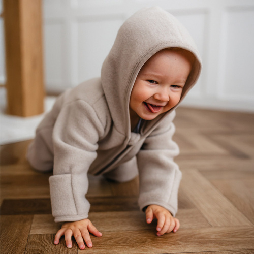 Eevi Babyanzug aus Merinowolle – beige, weich und atmungsaktiv