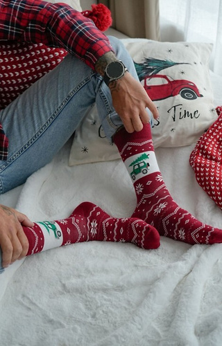 1290-030 Herren-Weihnachtssocken Milena bordeaux 01 – Auto mit Weihnachtsbaum, Baumwolle