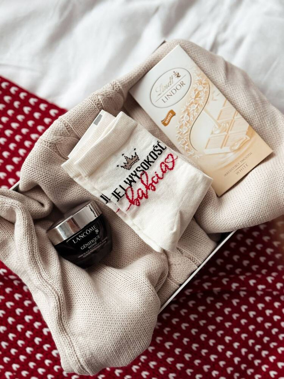 0200-134 Damensocken „Her Highness Grandma Milena“ – ecru