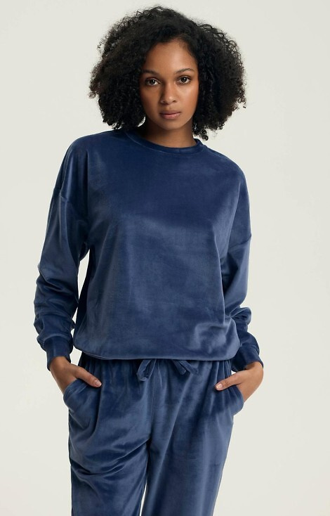 43722 Marineblauer Damenpyjama von Delanie Henderson – Samt, lange Ärmel und Hose