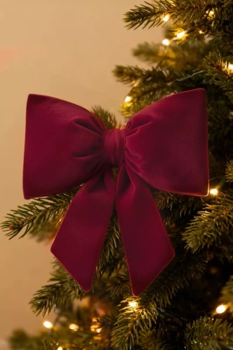 Weihnachtskissen mit Schleife von Needle and Thread – bordeauxrotes Samtkissen, Öko-Tex-zertifiziert