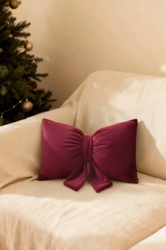 Weihnachtskissen mit Schleife von Needle and Thread – bordeauxrotes Samtkissen, Öko-Tex-zertifiziert