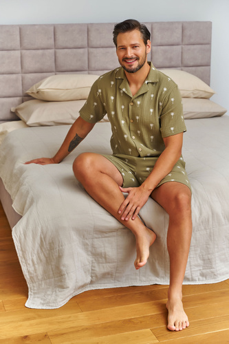 Herrenpyjama Doctor Nap 7417 Musselin Baumwolle – olivgrüne Hemd & Shorts