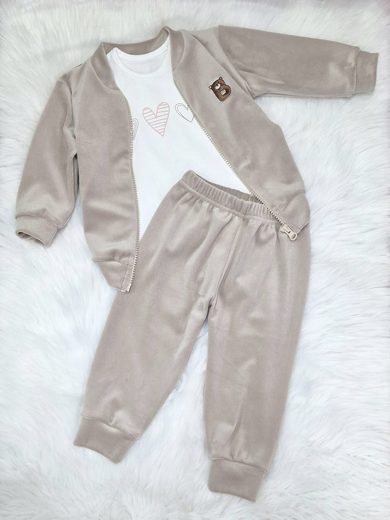 Ecru-Baby-Body mit drei Herzen aus Bambarillo – Baumwolle, elastischer Strick, perfekt für den „BEAR“-Trainingsanzug