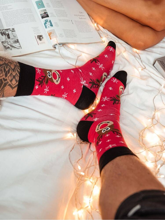1290-019 Rentierköpfe und Schneeflocken Milena Herrensocken – rot