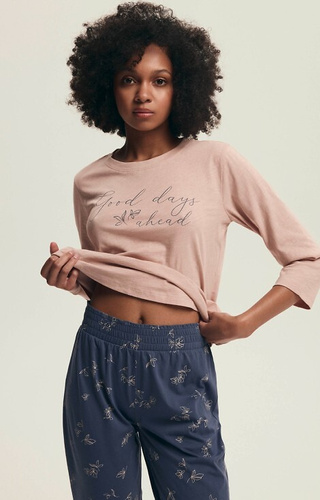 43699 Rosafarbener Damenpyjama von Delanie Henderson – Baumwolle, 3/4-Ärmel und Netzstrümpfe