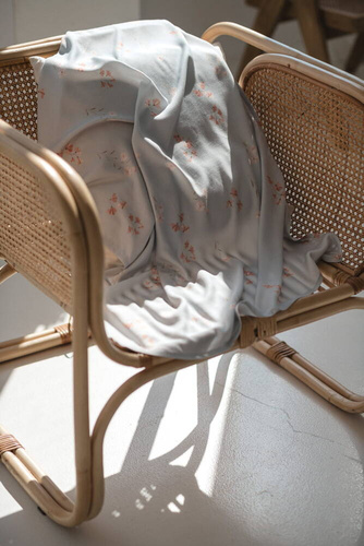 Blumen auf blauem Milk&Love-Bambuswickeltuch