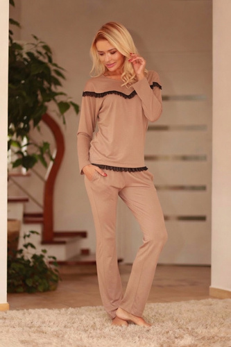 Damenpyjama Kalimo Calpe aus Viskose, lang, mit Rüschen und Taschen, Latte