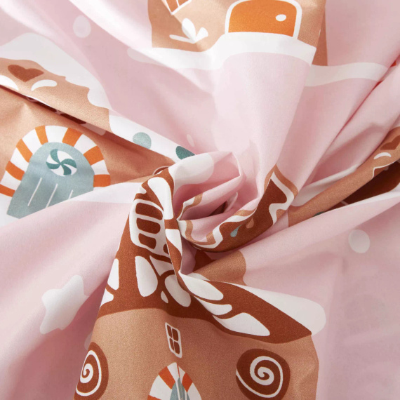 Gingerhouse Microsatin Weihnachtsbettwäsche Lebkuchenhäuser rosa I25 von Igli i Nitki – weich, glatt und langlebig