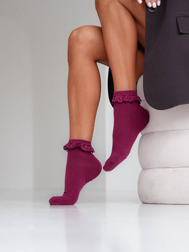 0897 Milena Damensocken mit Spitze – Burgund
