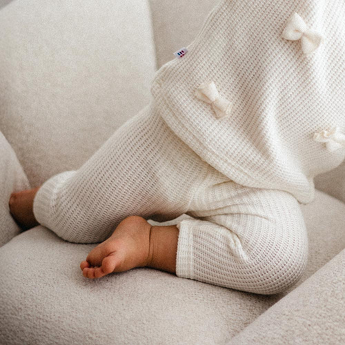 Fluffy Tails Eevi Baby-Leggings – ecrufarbener Pullover, mit Schleife an der Taille