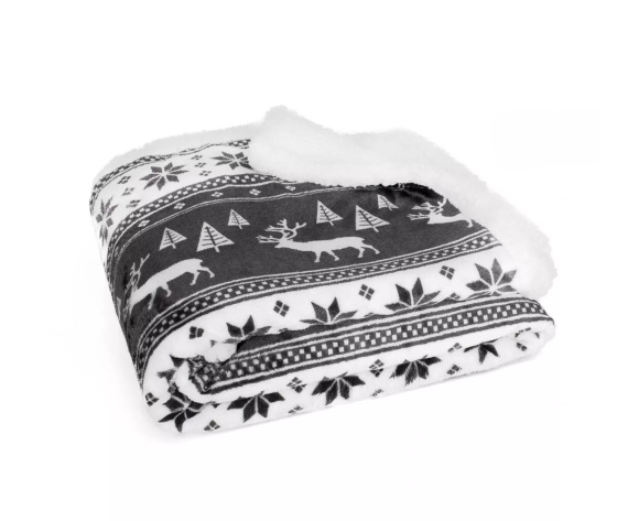 SACO Weihnachtsdecke, grau – weich und warm mit Rentieren und Weihnachtsbäumen im dekorativen Beutel