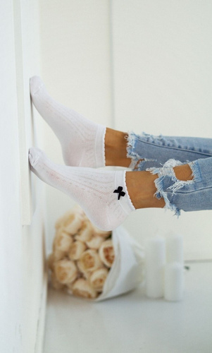 0859 Damenfüße mit Schleife Milena – Stil und Komfort – Weiß 2 (schwarze Schleife)