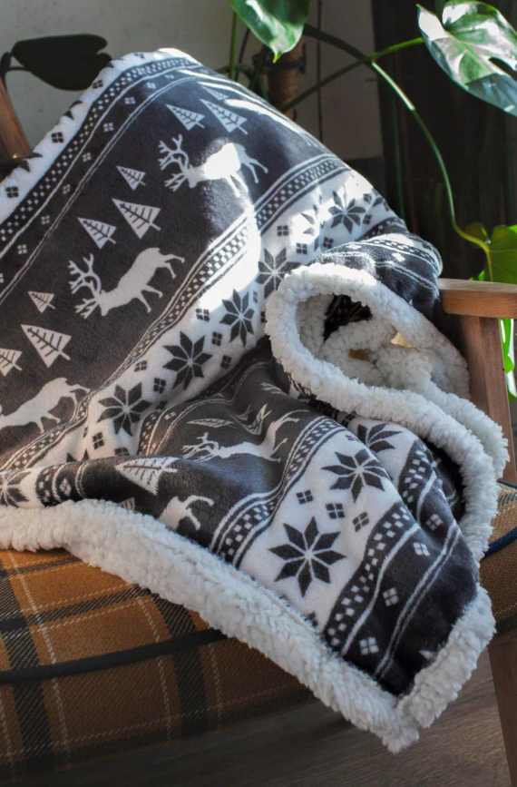 SACO Weihnachtsdecke, grau – weich und warm mit Rentieren und Weihnachtsbäumen im dekorativen Beutel