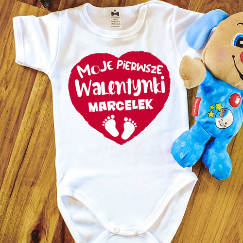 SKU N070 „Mein erster Valentinstag + Name“ Moocha Kurzarm-Body, weiß
