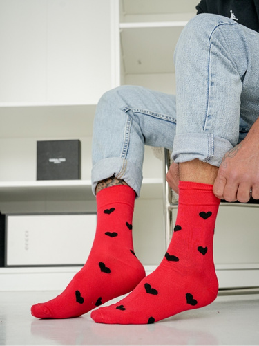 Skarpety męskie 0125-135 Serca Milena Skarpety męskie - wysokiej jakości bawełna - ozdobny motyw walentynkowy - idealne na prezent Skład: 75% bawełna, 20% poliamid, 5% elastan