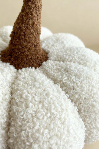 Kürbisboucle Dekokissen von Needle and Thread – weiß, Herbst- und Halloween-Dekoration