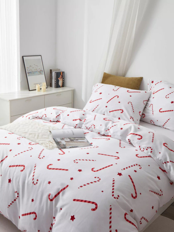 Weihnachtsbettwäsche „Candycanes“ aus Baumwollsatin von Spod Igliły i Nitki, weiß, rot, süß – elegant und weich