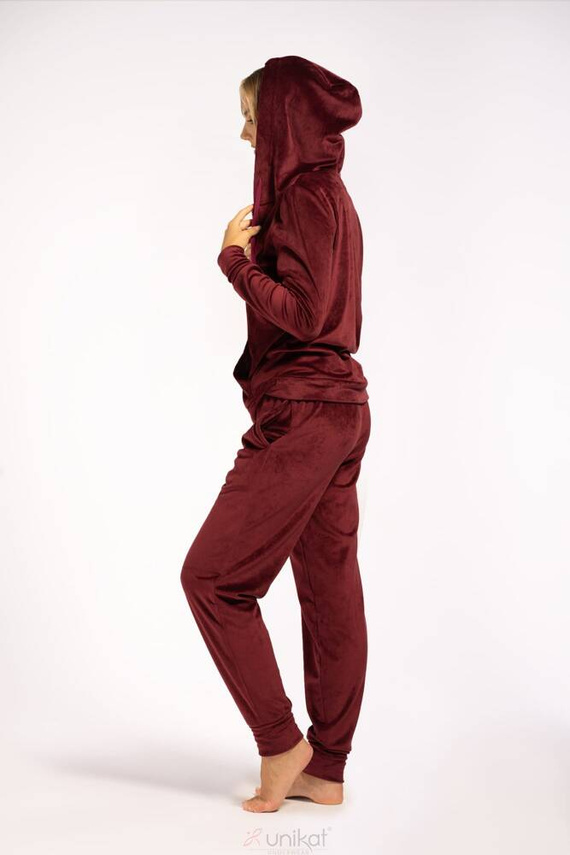 Sie haben ein einzigartiges burgunderfarbenes Trainingsanzug-Set