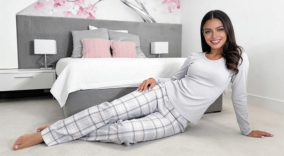 Donna Dani Long graue Damen-Baumwoll-Pyjama mit Rippenstruktur, Hose kariert
