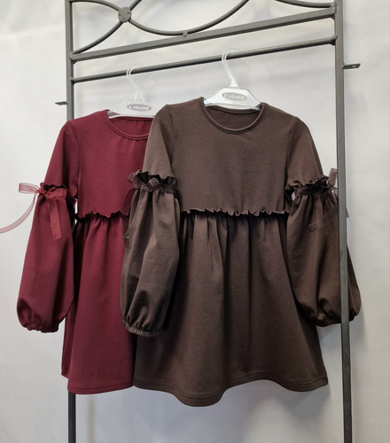 Burgunderfarbenes Mädchenkleid von Ada Bambarillo – Baumwollstrick, bequem und elastisch