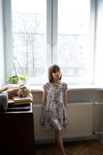 Kinderkleid Córka Milk & Love helles Blumenmuster ausgestellter Schnitt