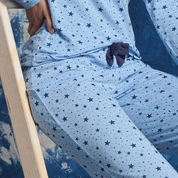 Denisa Sorbetto Pyjama – blau, feminin, mit metallischer Aufschrift und Schleife