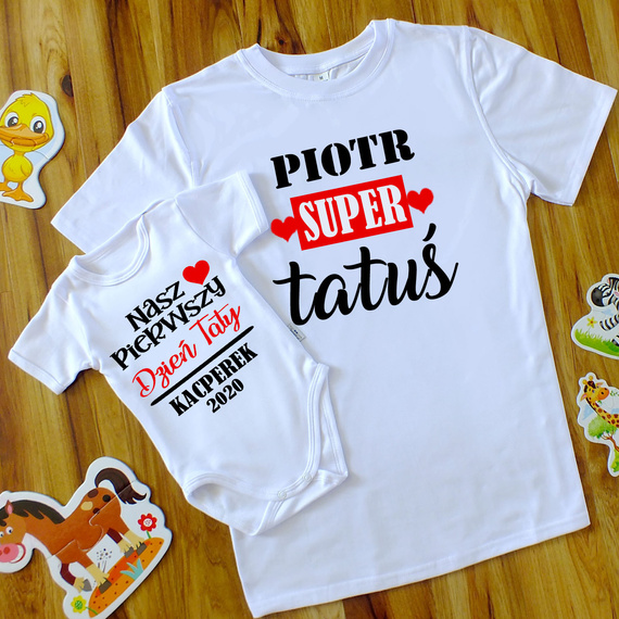 SKU N052TS-1 Set „Unser ERSTER Vatertag + Super DADDY mit Namen“ – Body + Moocha Herren-T-Shirt, personalisiert, Baumwolle, perfektes Geschenk zum Vatertag.